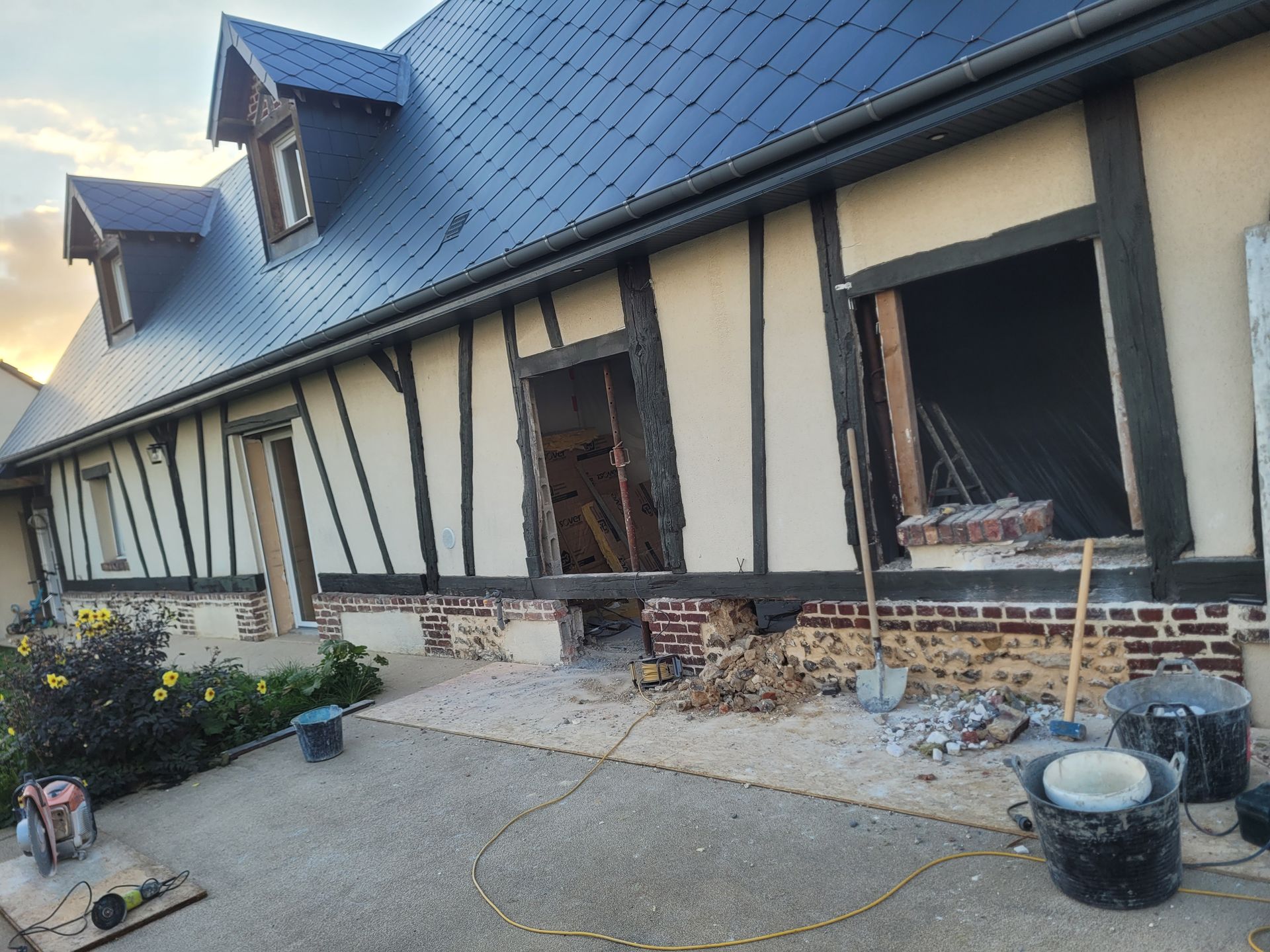 Travaux de maçonnerie pour la façade d'une maison individuelle