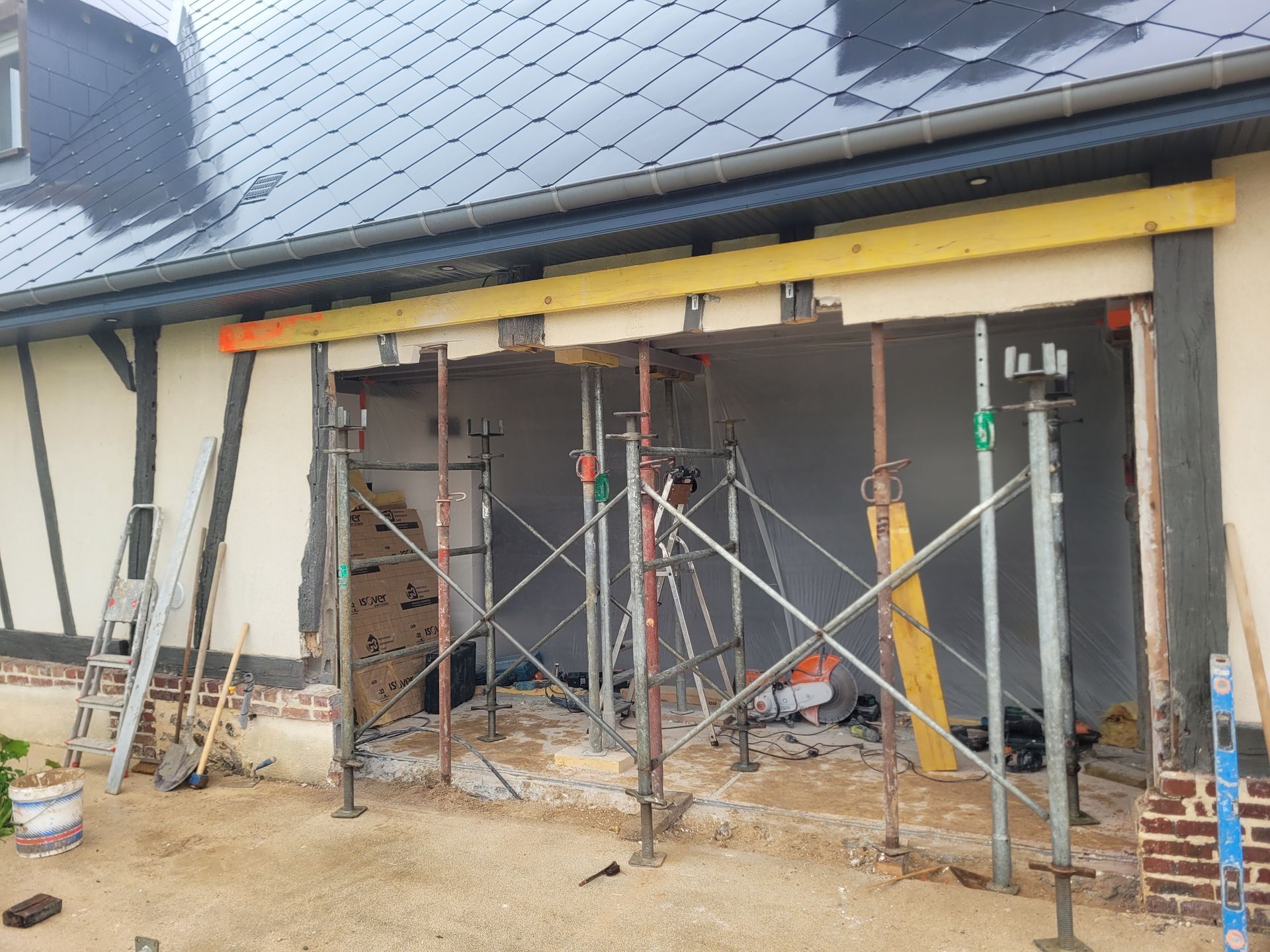 Ouverture dans un mur extérieur de maison avec piliers de soutien pour travaux de maçonnerie