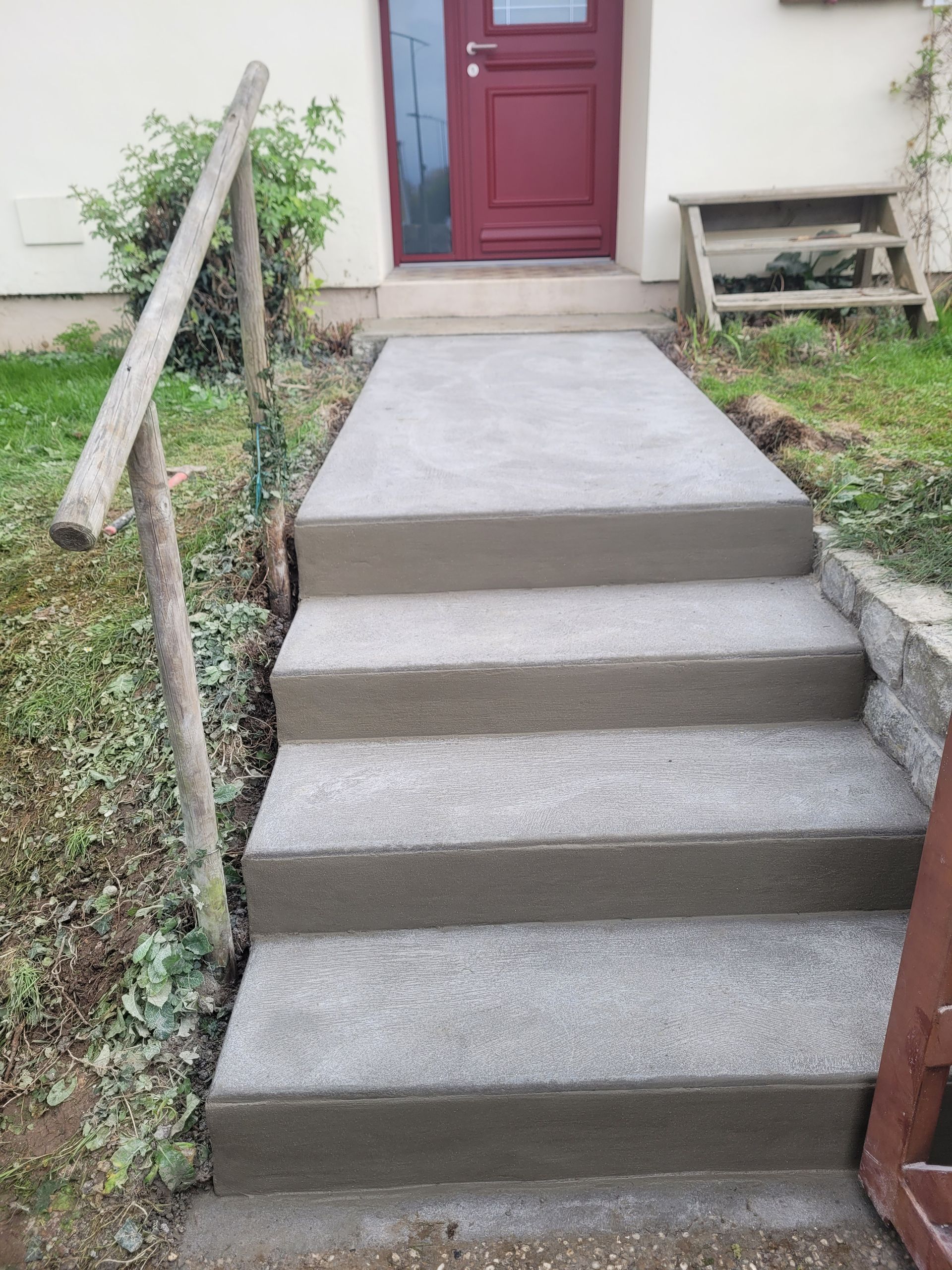 Escalier gris extérieur réalisé en travaux de maçonnerie
