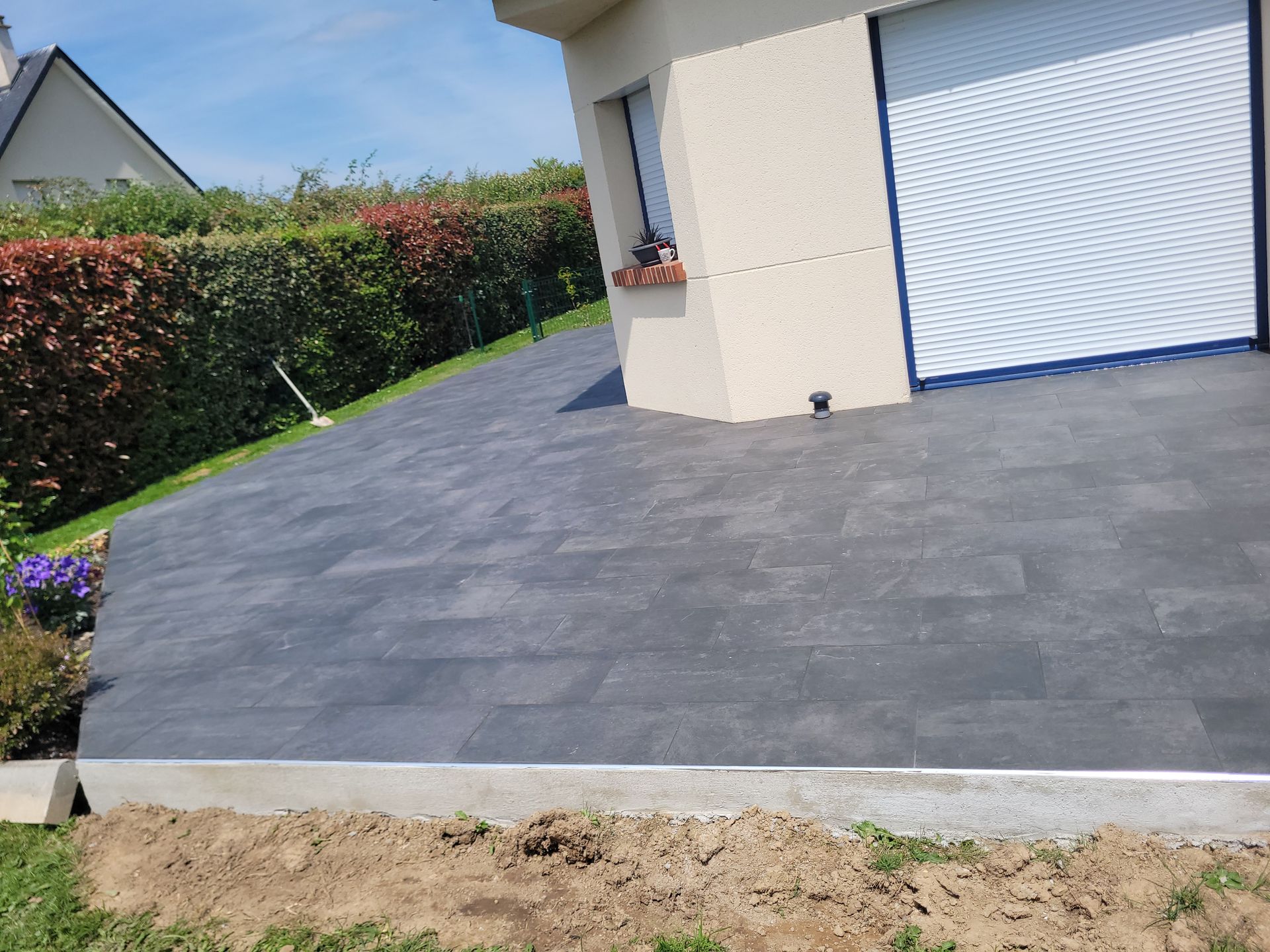 Finalisation du revêtement dallé d'une terrasse installée en pavillon individuelle