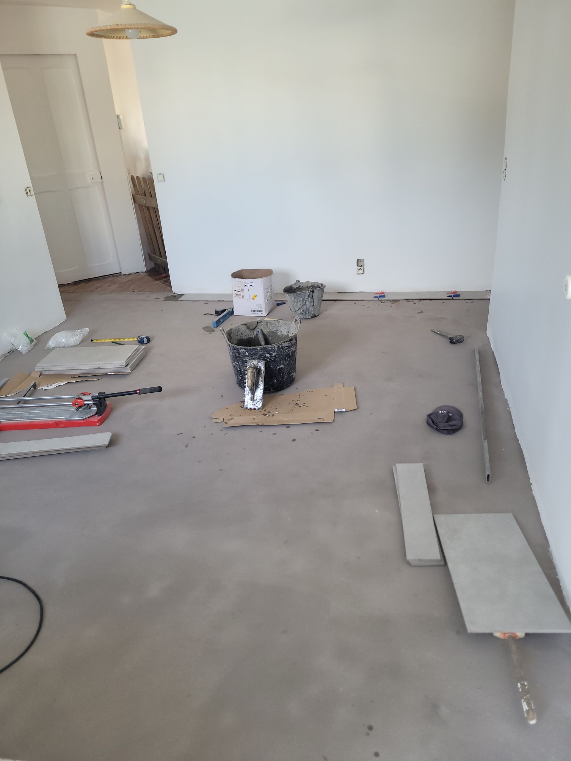 Pose de carrelage en cours