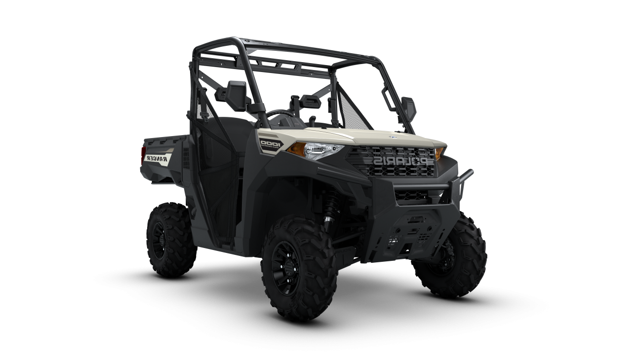 Un quad Polaris gris est stationné devant un garage à Champery, en Suisse.