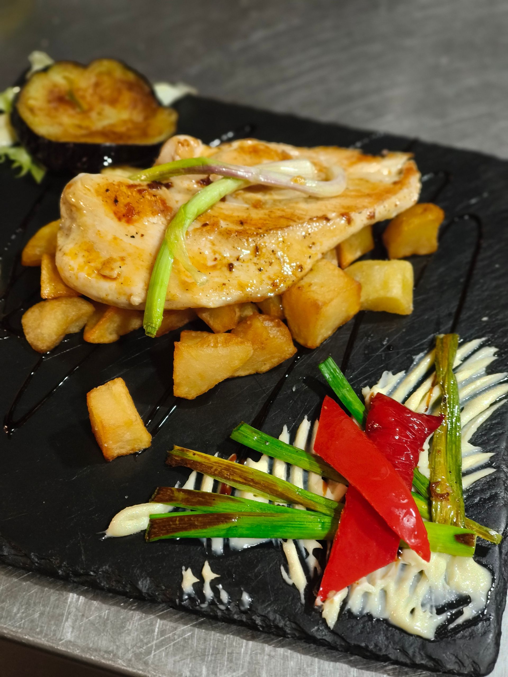 Un plato de comida con carne y verduras en una mesa.