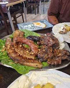 Un plato de comida está sobre una mesa en un restaurante.