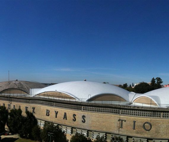 Edificio con cúpula blanca con cartel 