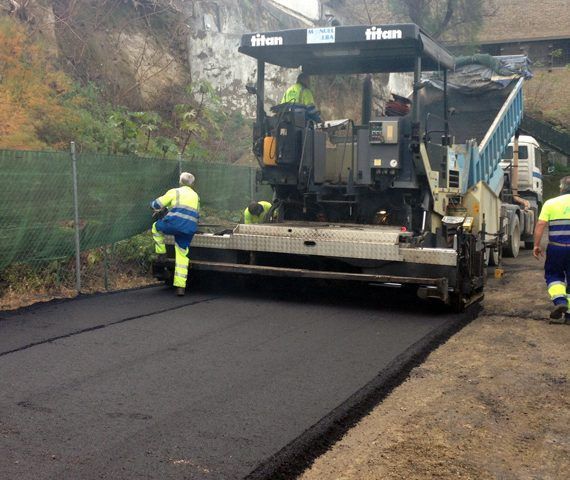 Pavimentación de carretera en progreso