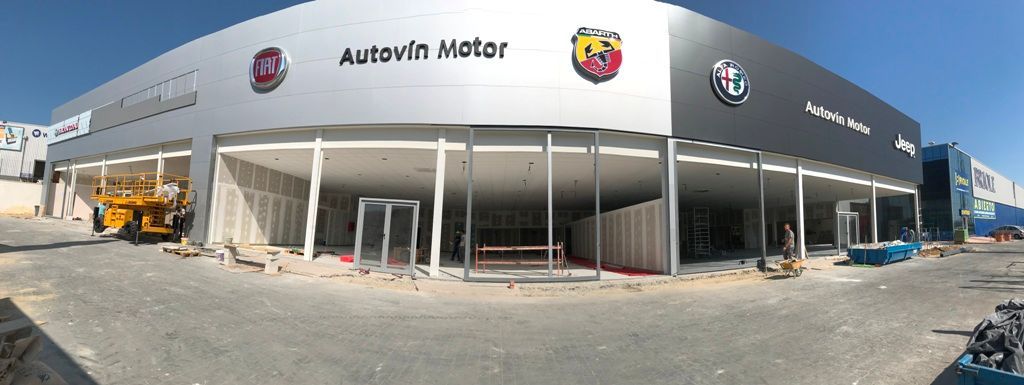 Vista exterior de un concesionario de coches en construcción