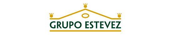 Logotipo de Grupo Estevez, texto verde debajo de una estructura similar a un techo dorado con coronas en la parte superior.
