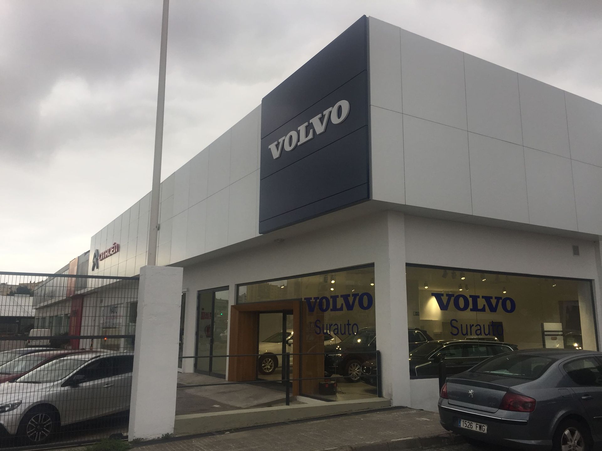 Edificio del concesionario de automóviles Volvo con el logotipo de Volvo expuesto.