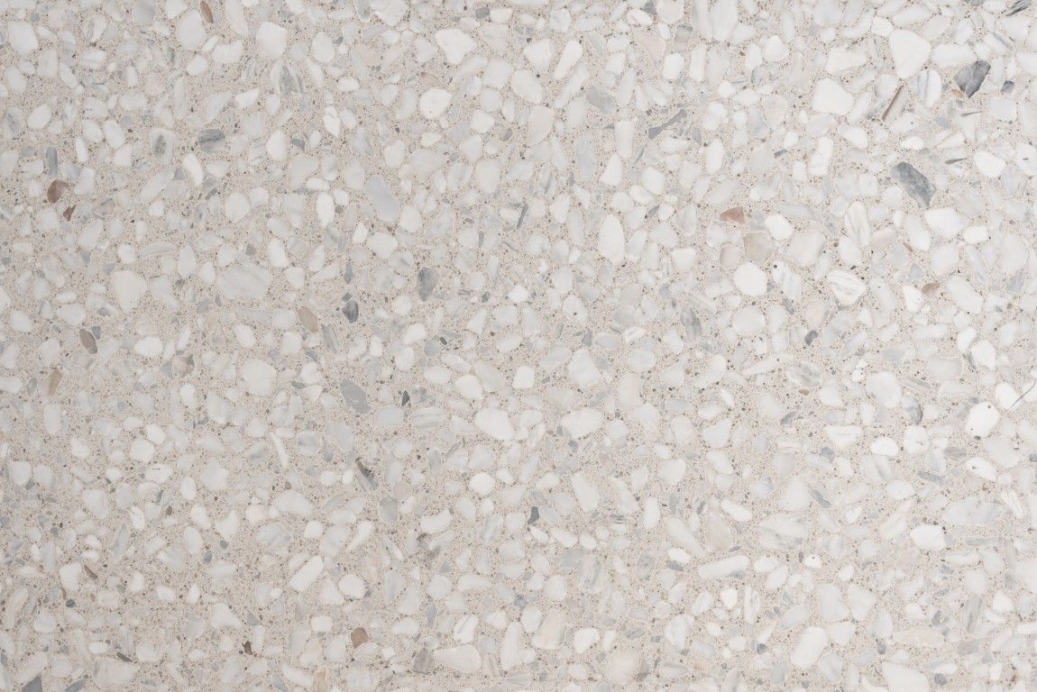 Primer plano de una textura de piedra o concreto gris claro y moteada.