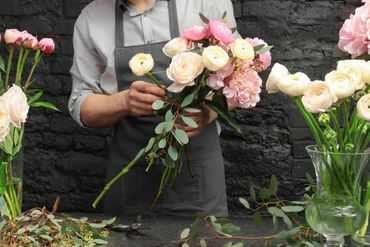 Florist bindet Blumen zusammen