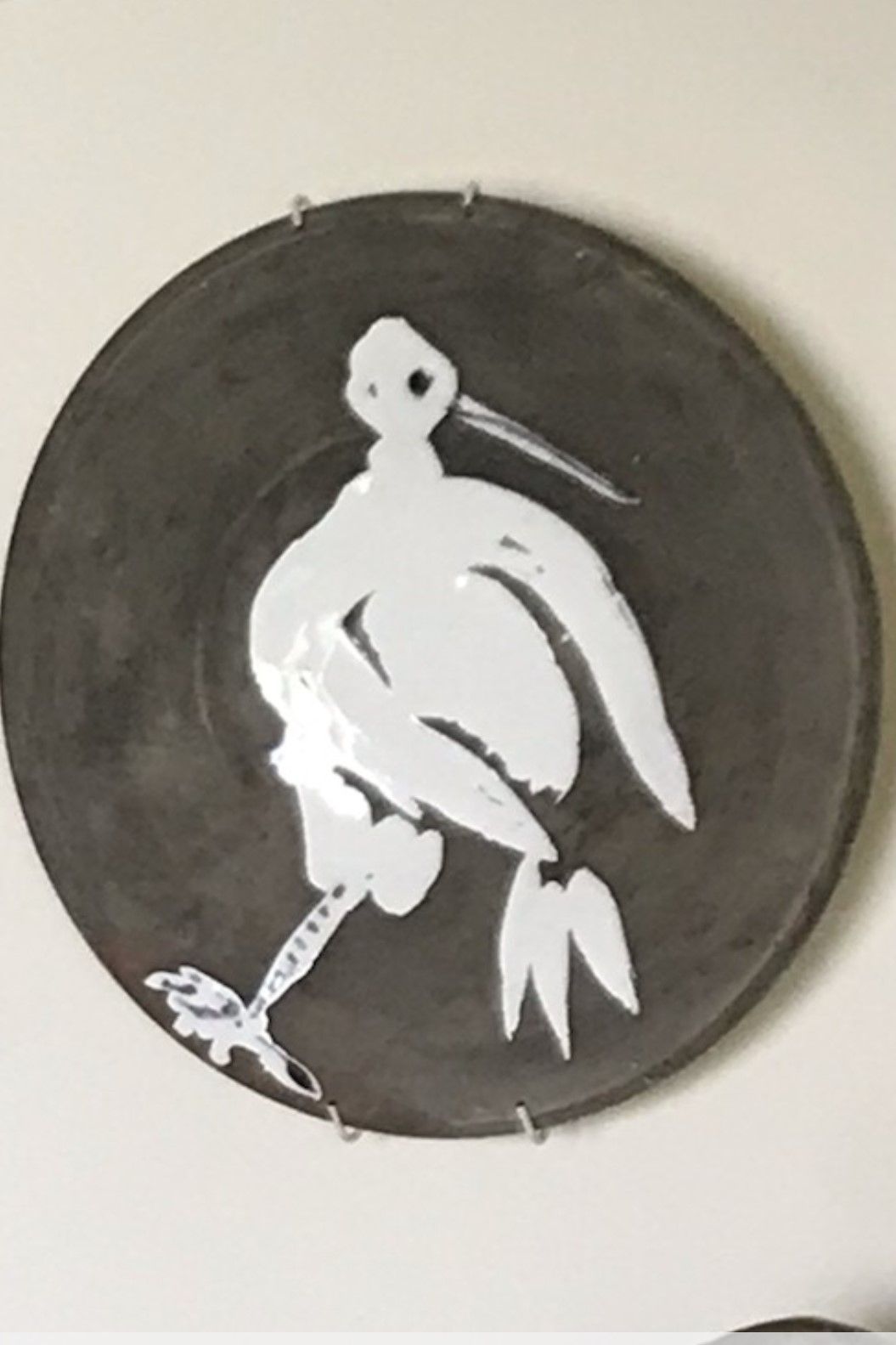 Assiette Picasso grise avec oiseau blanc