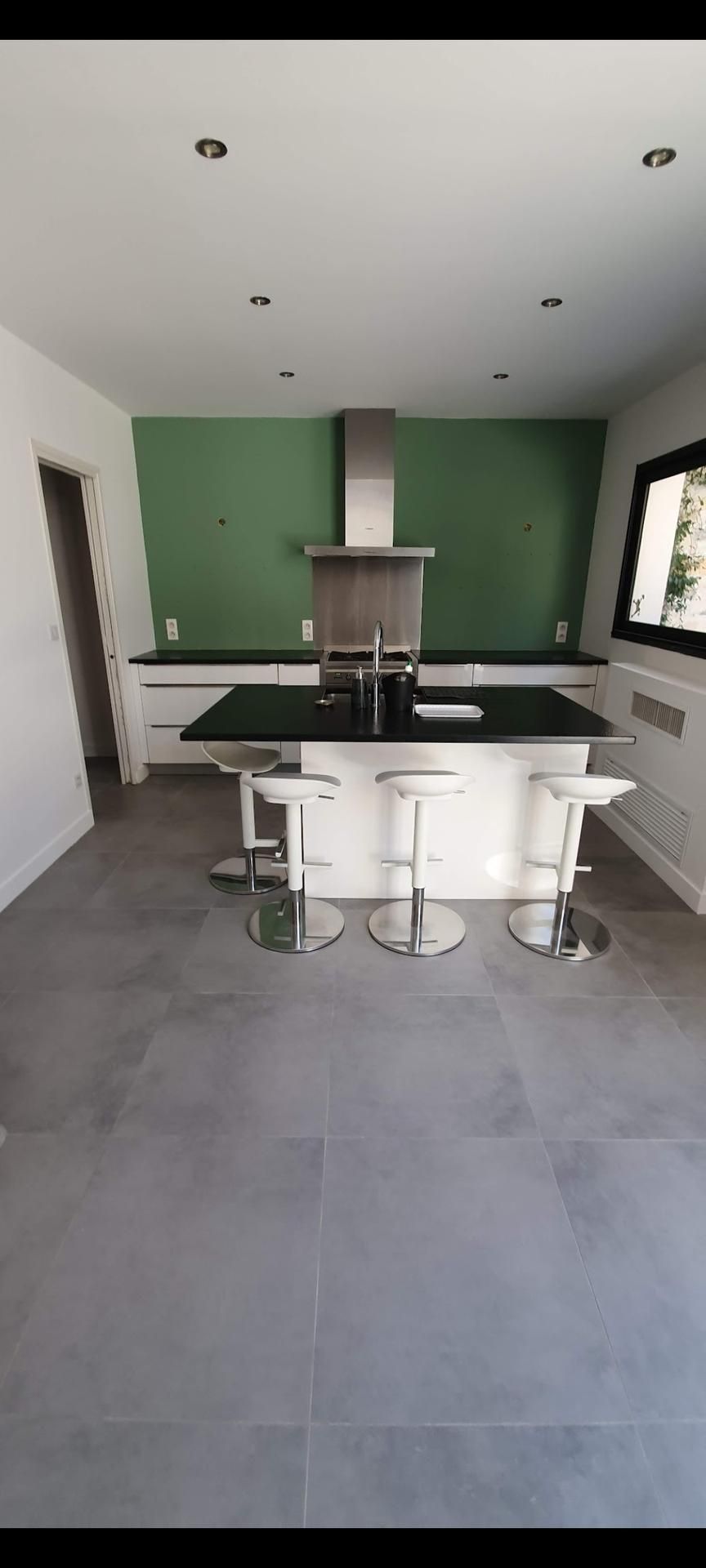 Peinture verte d'un mur de cuisine