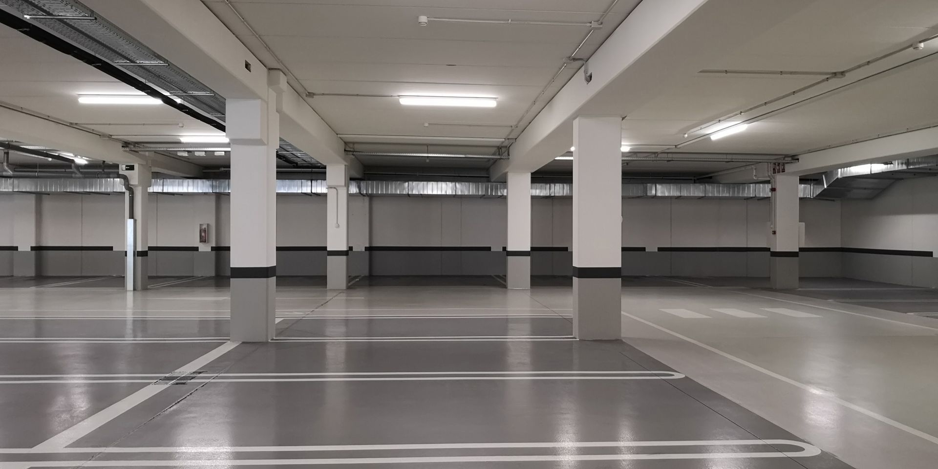 Peinture de sol d'un parking gris