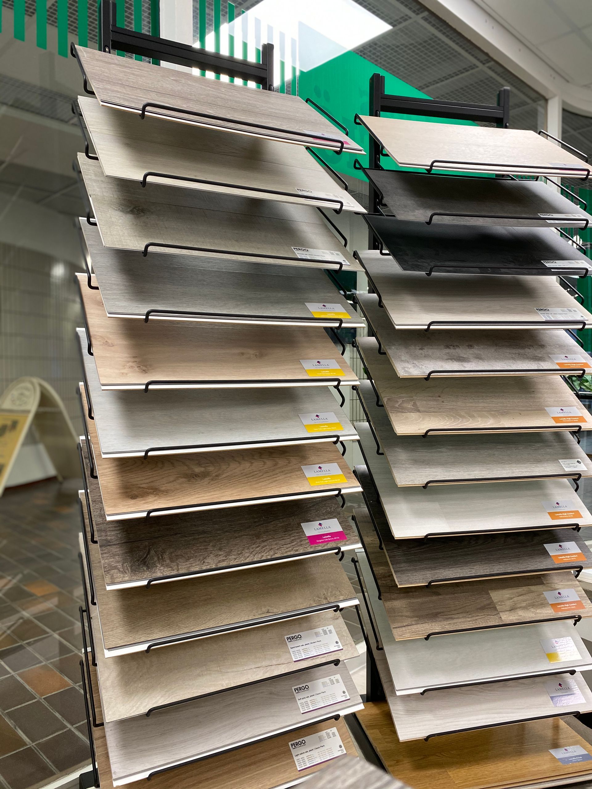 Lattianäytteiden esittely eri väreissä ja tekstuureissa.