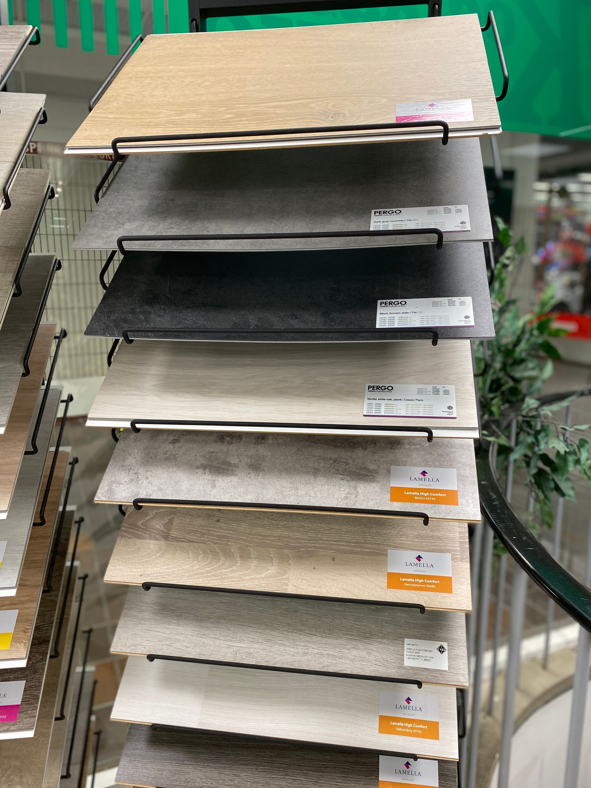 Erilaisten lattialaattanäytteiden esittely myymälässä.