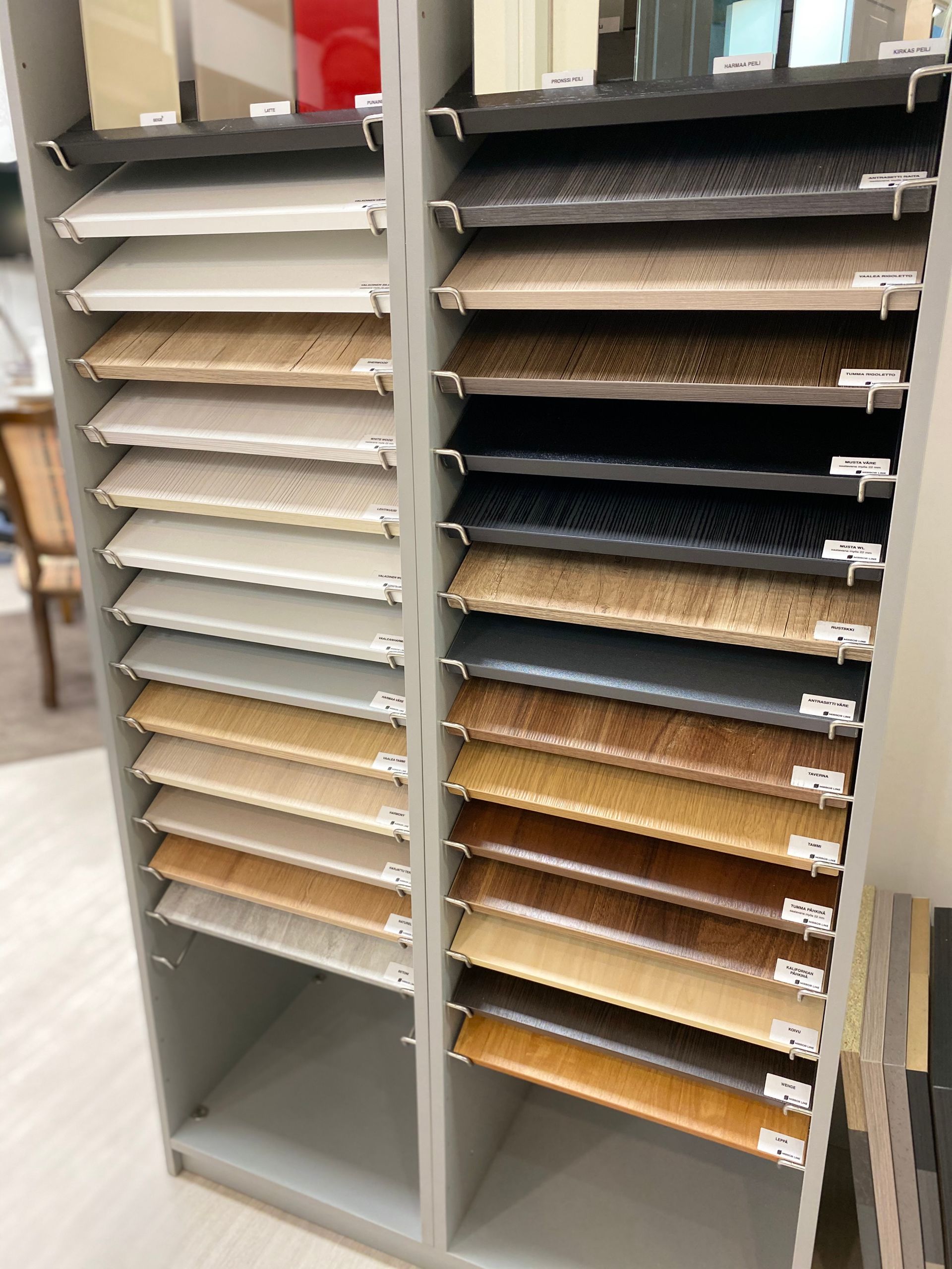 Näyttelyssä on esillä eri värisiä ja viimeistelyisiä puulattianäytteitä.