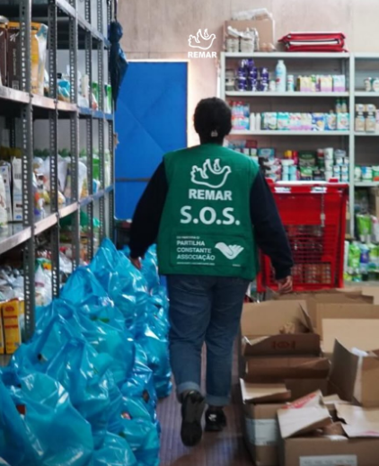 Una persona con un chaleco verde con la inscripción 