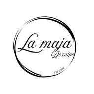 Logotipo circular en blanco y negro de una cafeter&iacute;a con la inscripci&oacute;n &ldquo;La magia De caf&eacute;&rdquo;.