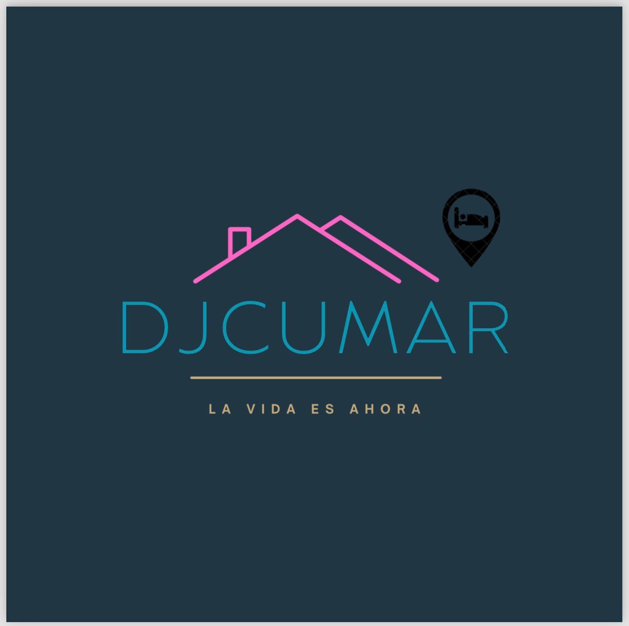 Logotipo de color verde azulado oscuro con la inscripción “DJCUMAR”, un icono de techo rosa y el eslogan “LA VIDA ES AHORA”.