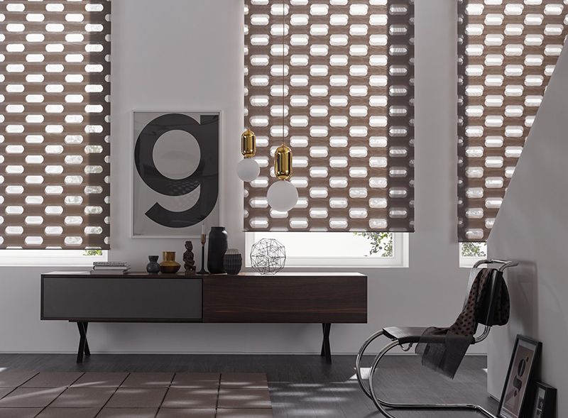 Ein Wohnzimmer mit einem Bild des Buchstabens G an der Wand