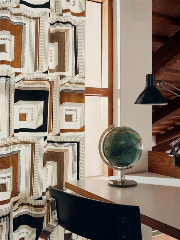 Ein Globus steht auf einem Schreibtisch vor einem Fenster