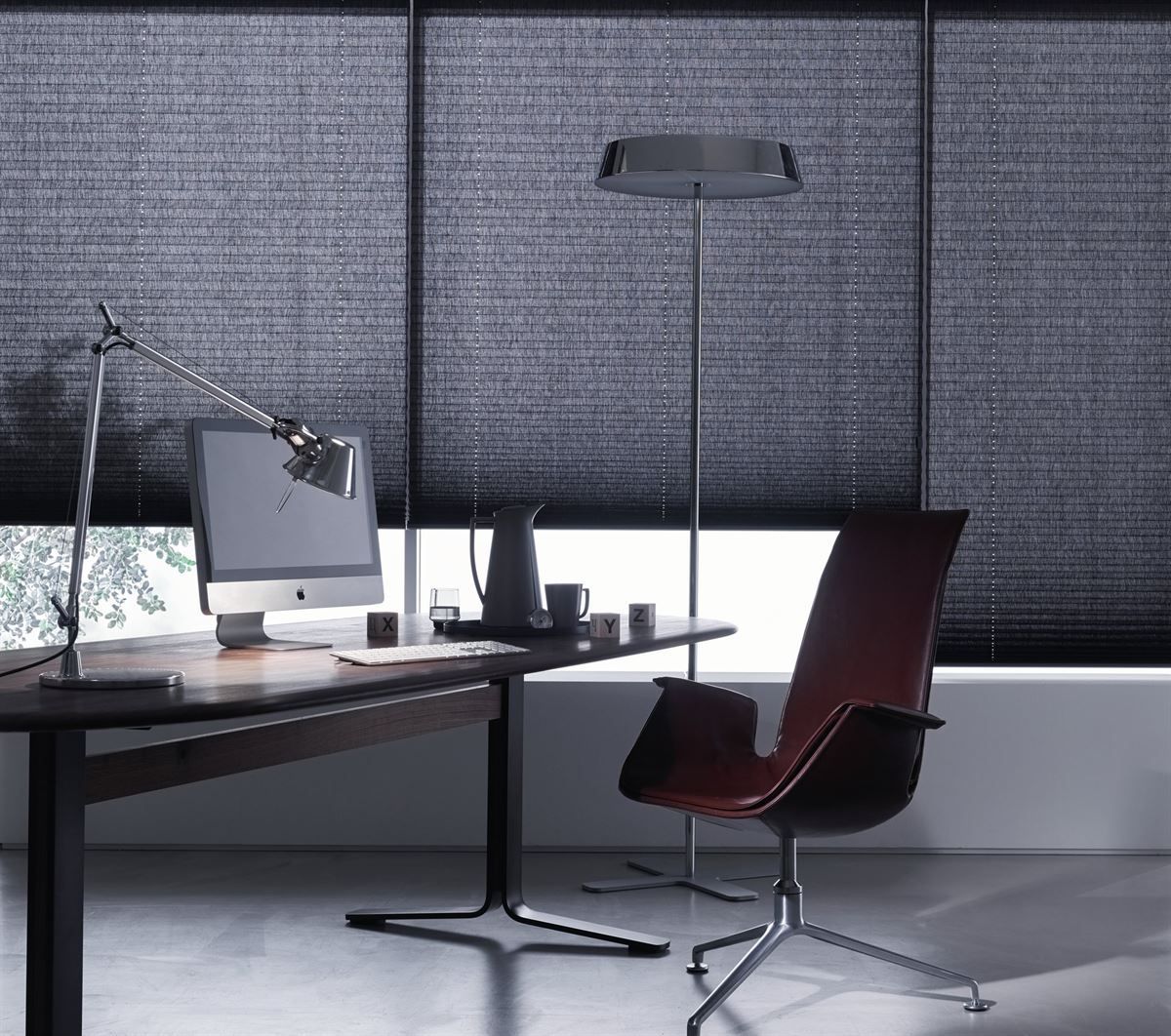 Ein Schreibtisch mit einem Computer und einer Lampe darauf