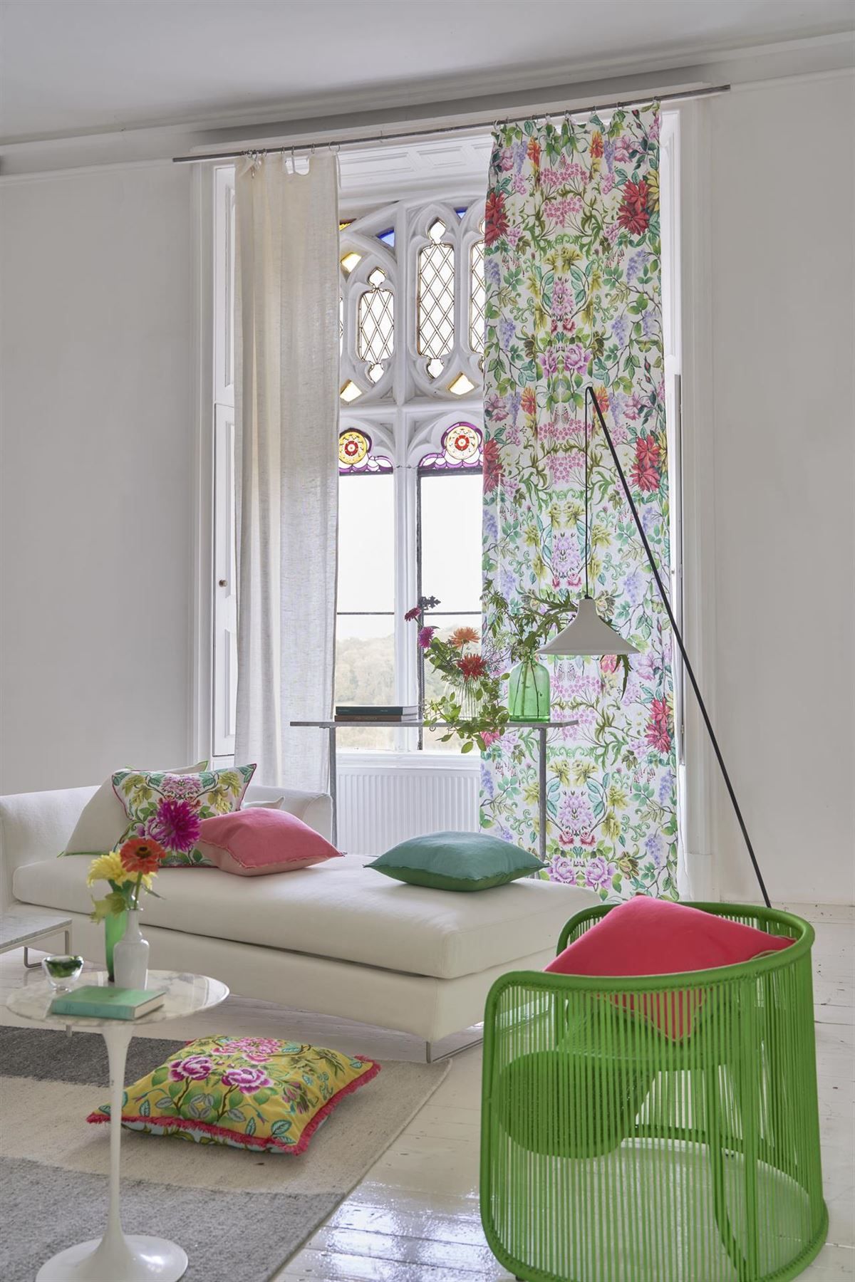 Ein Wohnzimmer mit einer weißen Couch und einem grünen Sessel