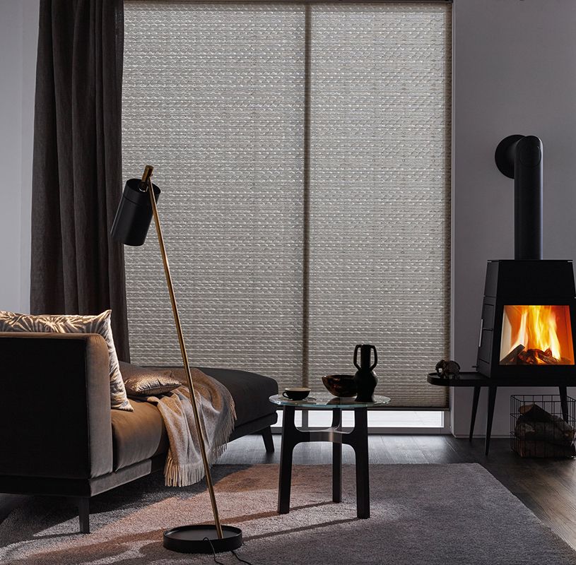 Ein Wohnzimmer mit Kamin und Couch