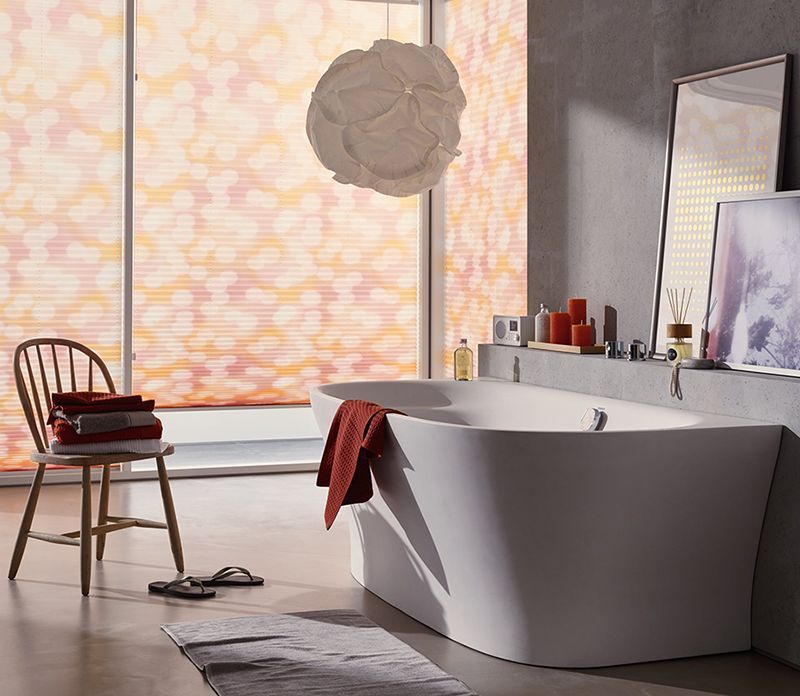 Ein Badezimmer mit einer großen Badewanne und einem Stuhl