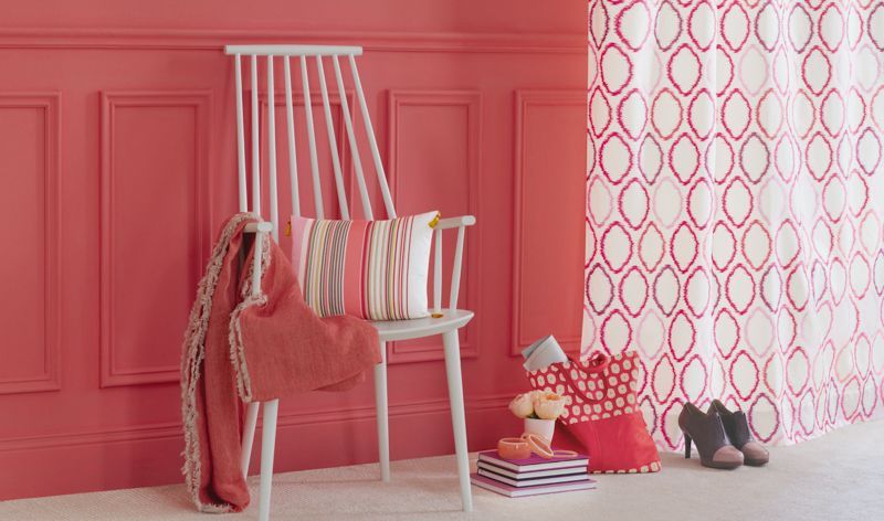 Ein weißer Stuhl vor einer roten Wand