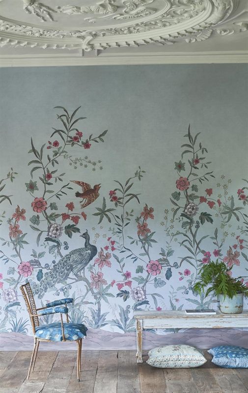 Ein Zimmer mit einer großen Blumentapete an der Wand