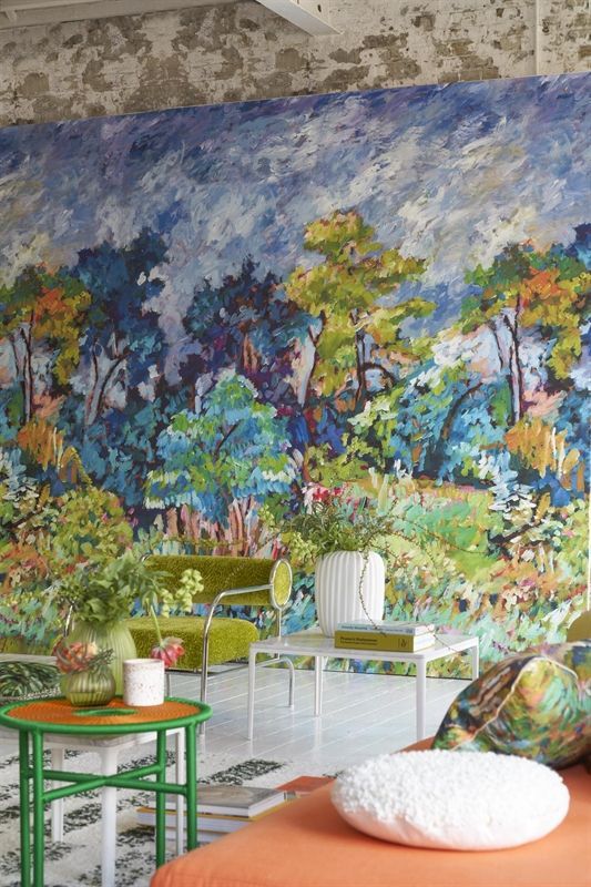 Ein Wohnzimmer mit einem großen Gemälde an der Wand