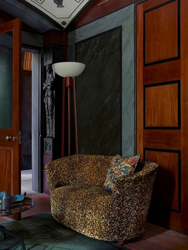 Ein Wohnzimmer mit einer Couch und einer Lampe