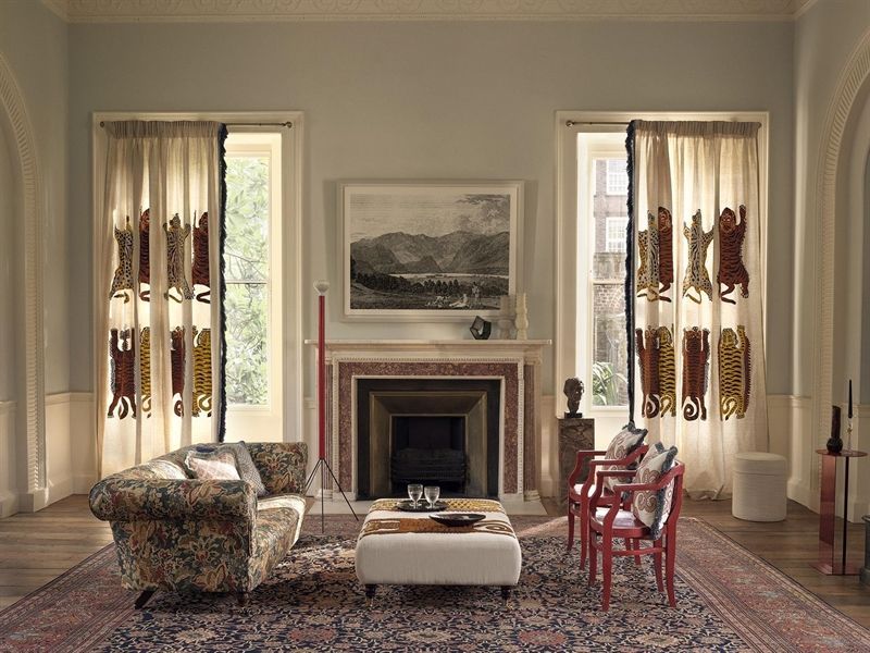 Ein Wohnzimmer mit Kamin, Couch und Stühlen