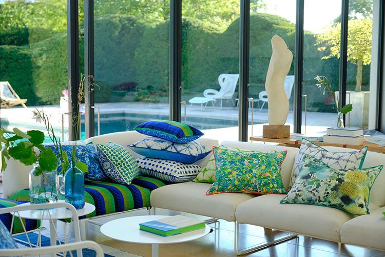 Ein Wohnzimmer mit einer Couch und vielen Kissen