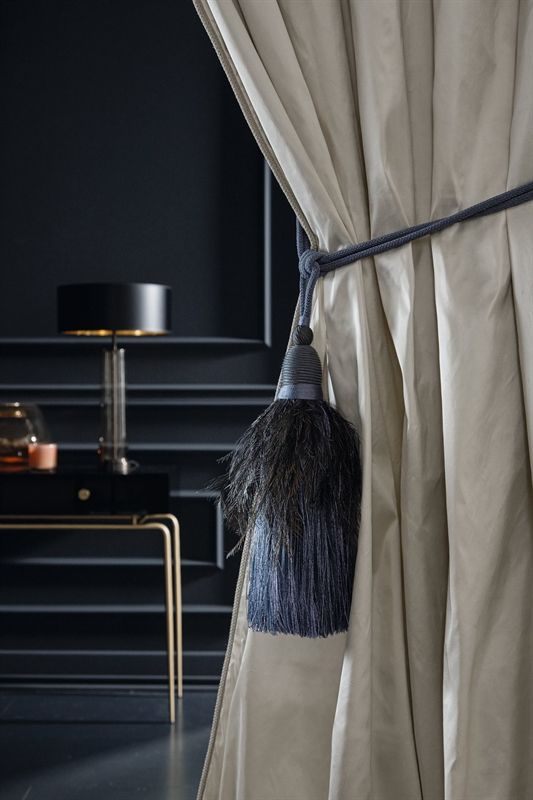 Ein Vorhang mit einer schwarzen Quaste daran