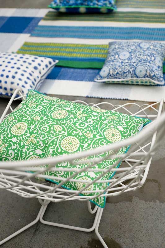 Ein weißer Stuhl mit einem grünen Kissen darauf