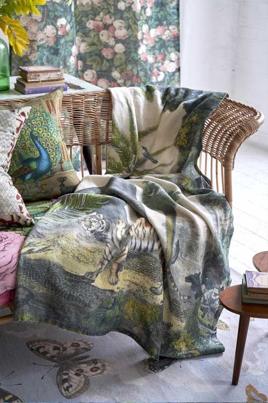 Ein Stuhl mit einer Decke darauf in einem Wohnzimmer