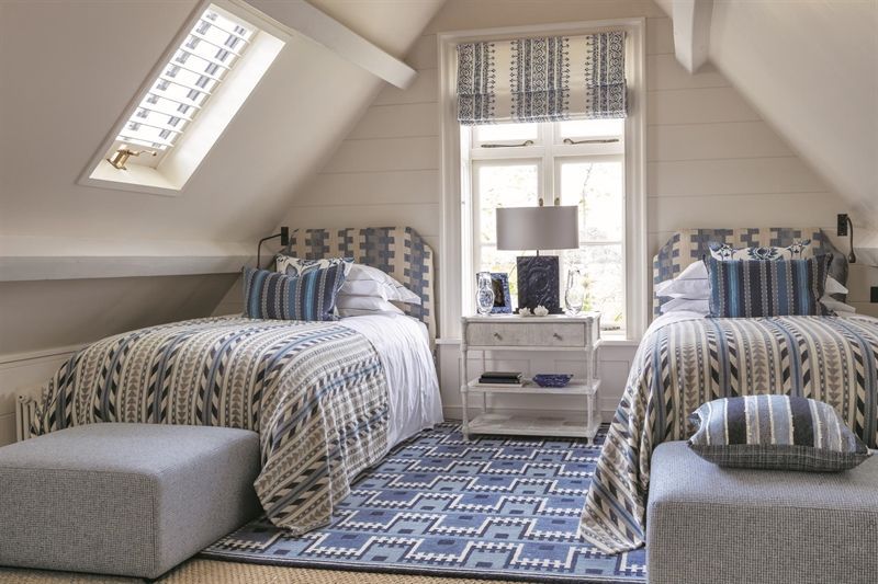 Ein Schlafzimmer mit zwei Betten und einem Teppich