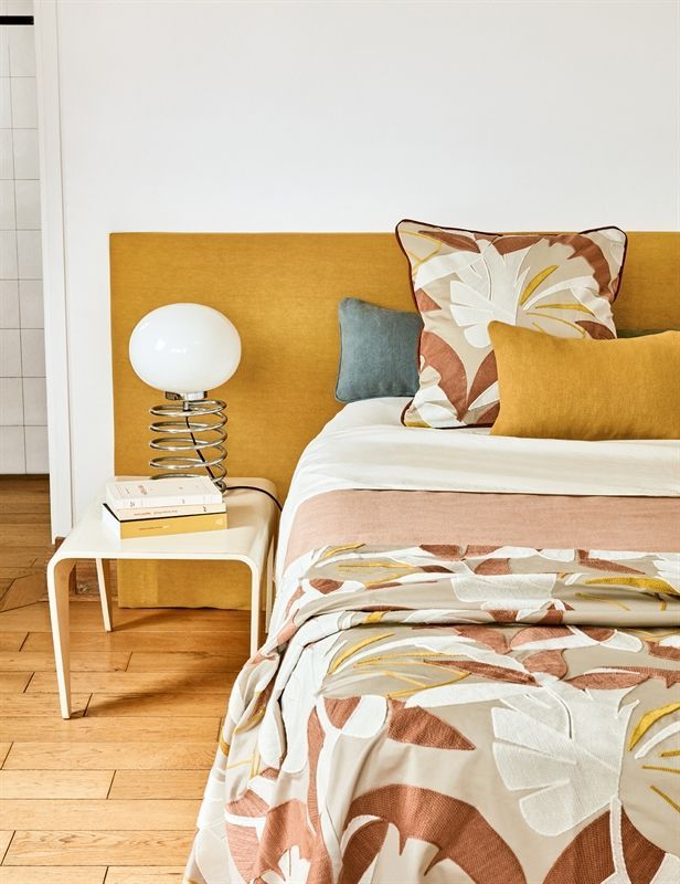 Ein Schlafzimmer mit Bett, Nachttisch und Lampe