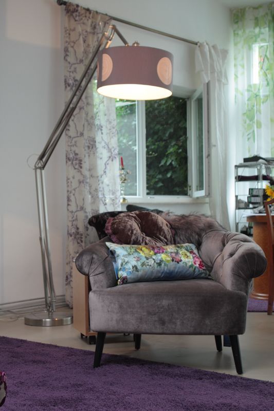 Ein Wohnzimmer mit einem Stuhl und einer Lampe