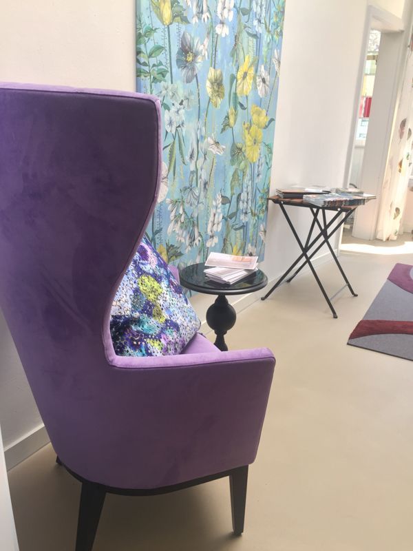 Ein lila Stuhl in einem Raum mit einem Tisch