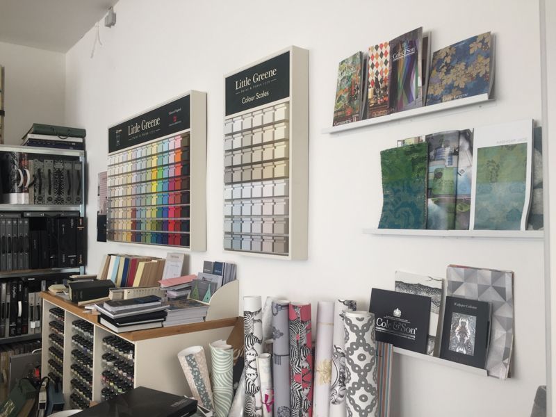 Ein Raum mit vielen Regalen und einem Schild mit der Aufschrift „Mc Cork“ darauf