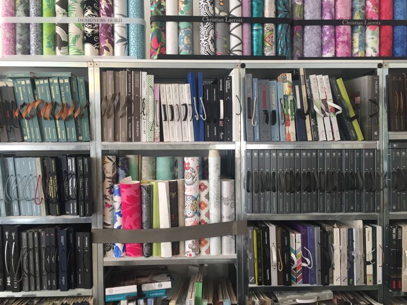 Ein Regal voller Bücher, darunter eines mit der Aufschrift „Vogue“