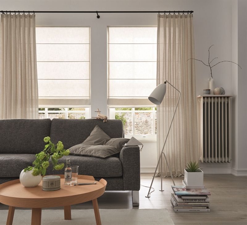 Ein Wohnzimmer mit einer Couch, einem Tisch und einer Lampe