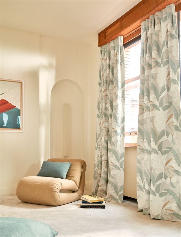 Ein Wohnzimmer mit einem Stuhl und einem Gemälde an der Wand