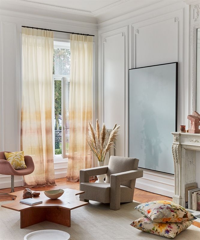 Ein Wohnzimmer mit einem Stuhl und einem Couchtisch