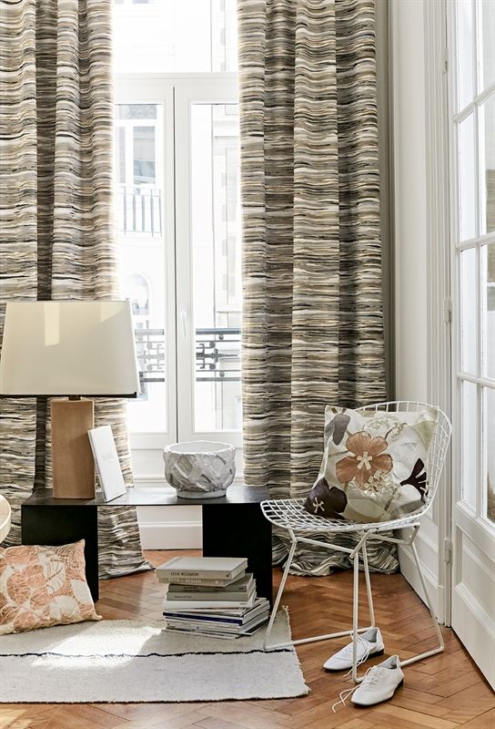 Ein Wohnzimmer mit einem Stuhl und einer Lampe