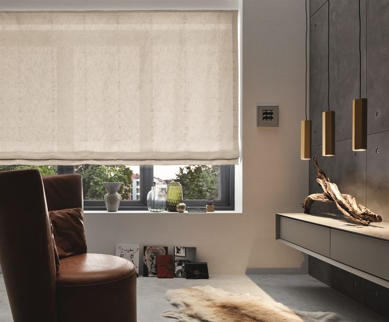 Ein Wohnzimmer mit einem Stuhl und einem Fenster mit einer Jalousie